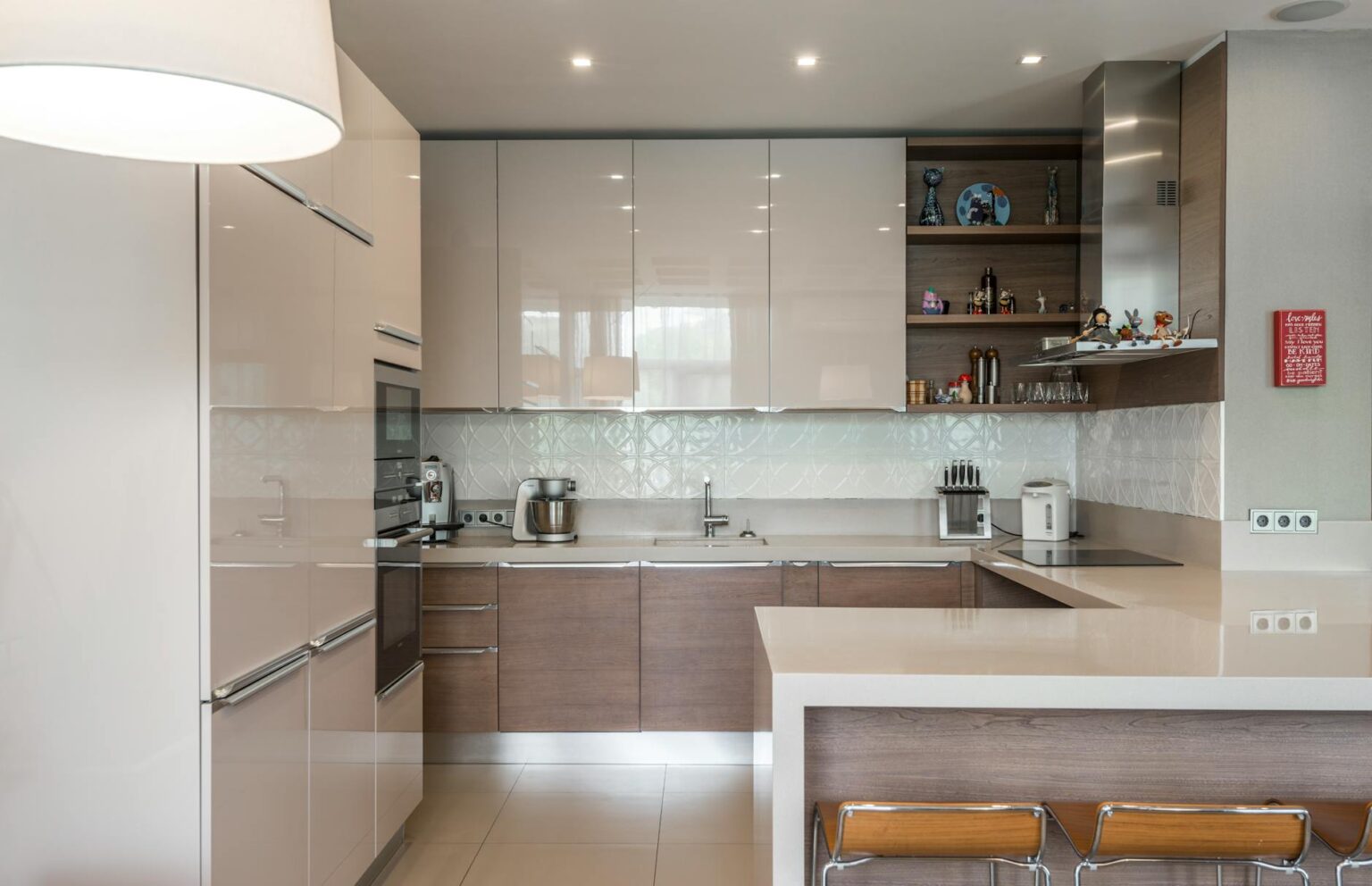 Testing Amazon’s Echo Show 15 Smart Display for Kitchen Management Modern kitchen interior with clean countertops and wall space suitable for smart display mounting