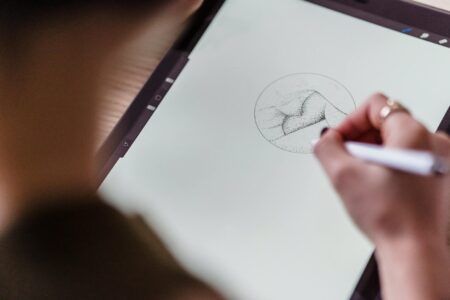 Testing the Latest E-Ink Tablets for Digital Note Taking Digital tablet with stylus pen for note-taking on modern desk