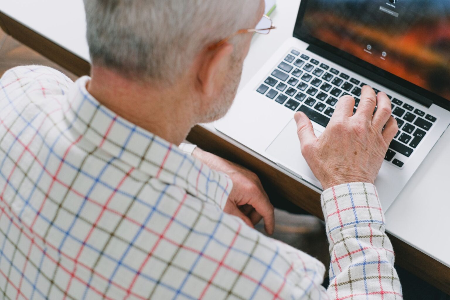 ChromeOS Flex Gives Aging Windows Laptops a Second Life, Free An aging laptop sitting on a wooden desk, showing signs of wear